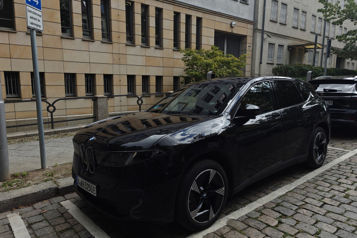 Der BMW iX3 wirkt in der schwarzen Lackierung etwas konturlos. (Foto: Friedhelm Greis/Golem)