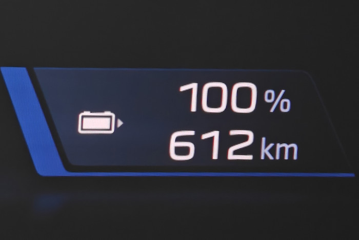BMW gibt die WLTP-Reichweite mit 805 km an. Doch die angezeigten 612 km sind realistischer. (Foto: Friedhelm Greis/Golem)