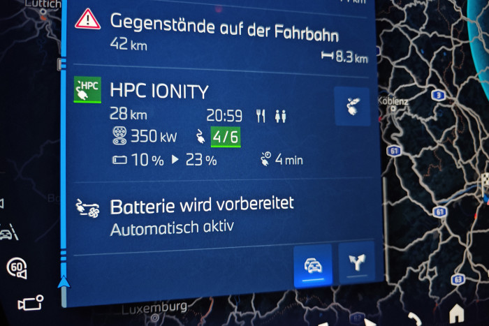 Ist die Ladestation grün hinterlegt, sind genügend Ladesäulen frei. (Foto: Friedhelm Greis/Golem)