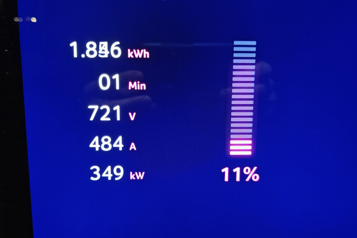 Viele Schnelllader verfügen nur über eine Ladeleistung von 350 kW, die vom iX3 ausgeschöpft wird. (Foto: Friedhelm Greis/Golem)