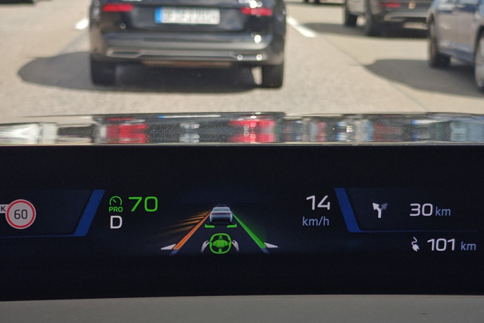 Im Stau bildet der iX3 automatisch eine Rettungsgasse. (Foto: Friedhelm Greis/Golem)