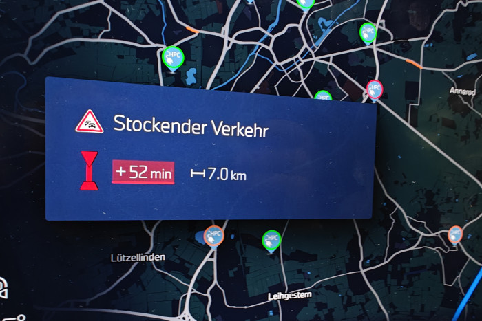 Auf der Fahrt hat das Navigationssystem mit falschen Verkehrshinweisen irritiert. (Foto: Friedhelm Greis/Golem)