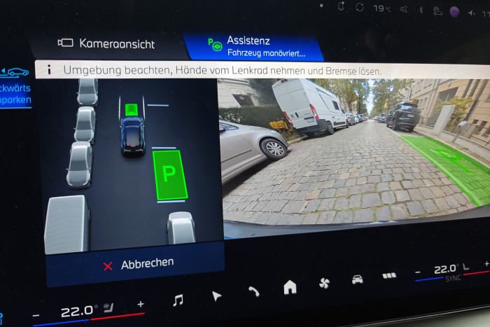 Serienmäßig kann der iX3 zumindest automatisch einparken. (Foto: Friedhelm Greis/Golem)