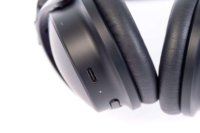 Über die USB-C-Buchse wird der Akku geladen und darüber kann kabelgebunden Musik gehört werden. (Bild: Martin Wolf/Golem)