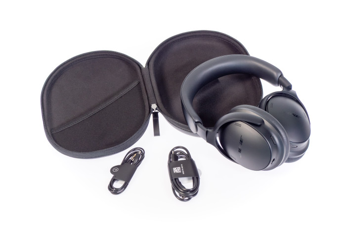Zum Lieferumfang des Quiet Comfort Kopfhörer 2 gehören neben dem Etui ein USB-Ladekabel und ein USB-C-Audiokabel. (Bild: Martin Wolf/Golem)