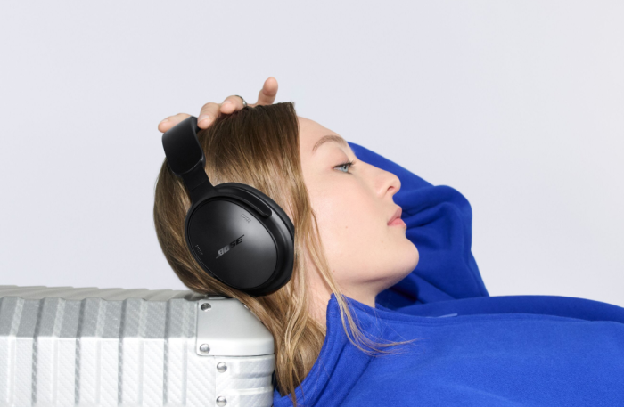 Der Quiet Comfort Kopfhörer 2 sitzt angenehm auf dem Kopf. (Bild: Bose)