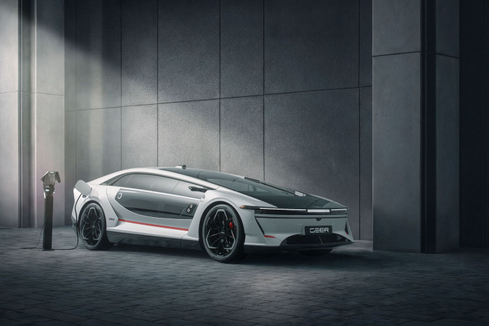 Der Exobot Sedan ist die erste Elektrolimousine des saudi-arabischen Hersteller Ceer. (Foto: Ceer)