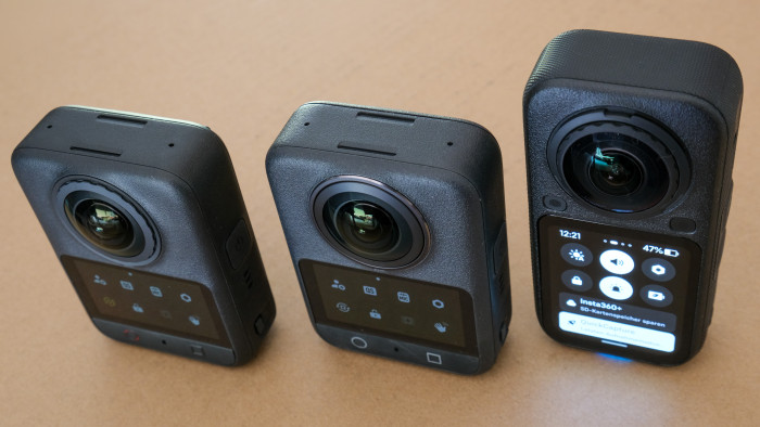 Die DJI Osmo 360 2 (links) und die erste 360 sehen fast gleich aus, die Insta360 X6 ist deutlich höher. (Bild: Steinlechner / Golem)