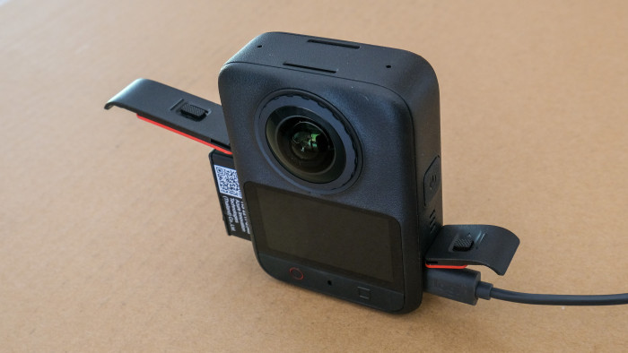 Die Akkus der neuen 360 sind kompatibel mit dem Vorgänger, geladen wird per USB-C. (Bild: Steinlechner / Golem)