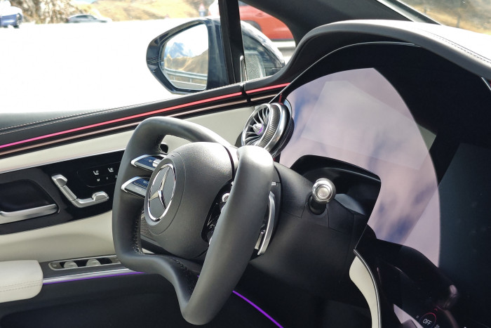 Mercedes-Benz bringt das Steer-by-Wire-System im Elektroauto EQS vorerst nur mit einem Jochlenker auf den Markt. (Foto: Friedhelm Greis/Golem)
