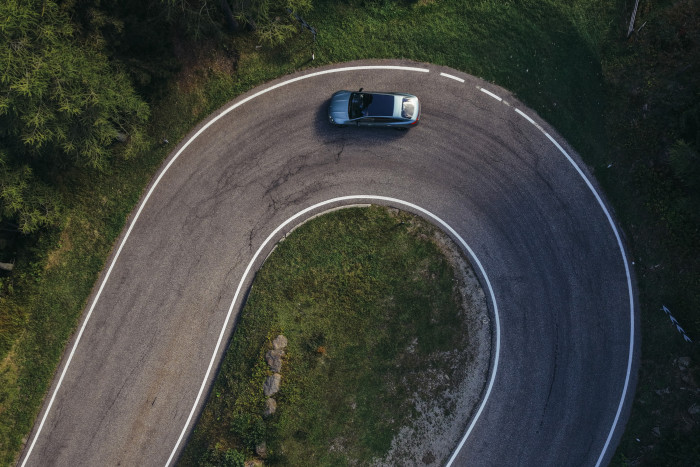 Selbst bei einer Haarnadelkurve reicht ein Einschlagswinkel von 90 bis 120 Grad. (Foto: Mercedes-Benz) 