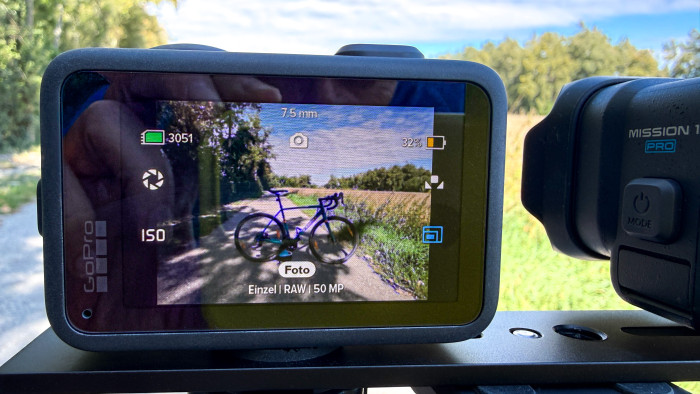 Die lila Markierungen auf dem Fahrrad sind das Fokus Peaking, sprich: Hier ist gerade alles scharf. (Bild: Steinlechner / Golem)