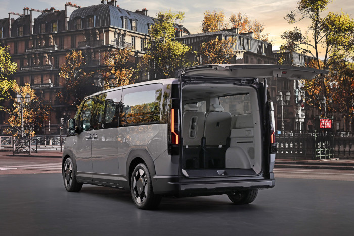 Der PV7 Passenger verfügt über bis zu vier Sitzreihen und bis zu neun Sitze. (Foto: Kia) 