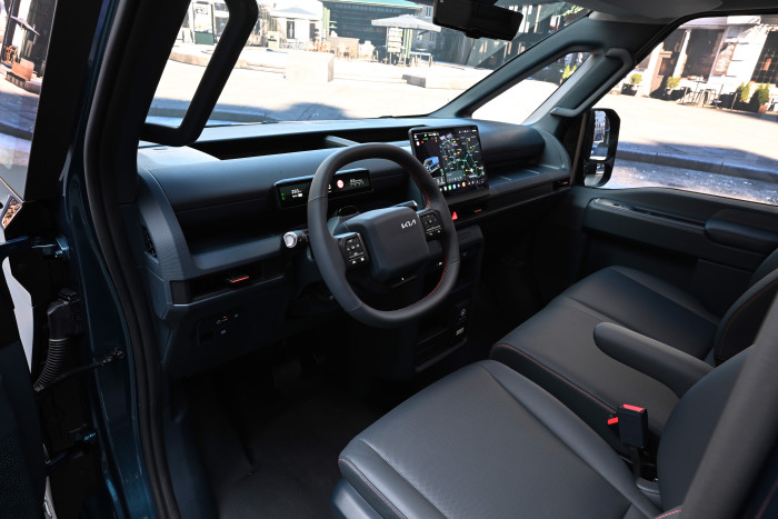 Allerdings ist der Zentralbildschirm etwas größer als beim PV5, während das Fahrerdisplay schmaler ist. (Foto: Kia)  