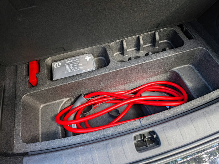 Unter dem Kofferraumboden ist Platz für das Ladekabel und Zubehör. (Bild: Tobias Költzsch/Golem)