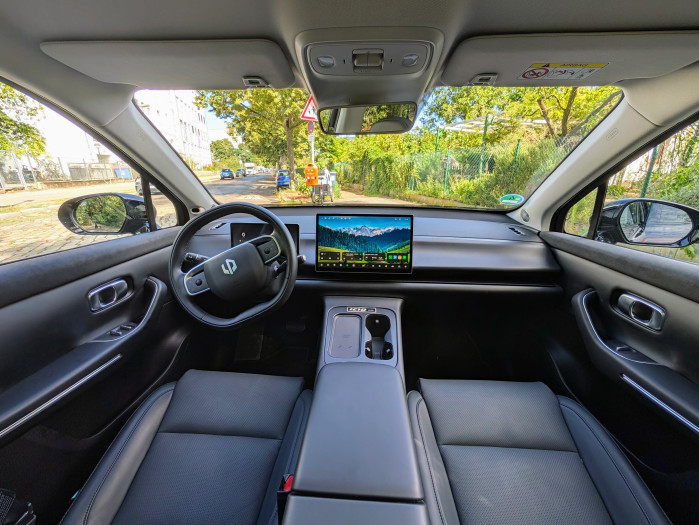 Das Cockpit des iC10 sieht aus wie das des regulären C10. (Bild: Tobias Költzsch/Golem)