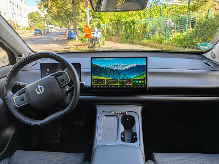 In der Mittelkonsole ist neben einem Fach Platz für Getränke und ein Smartphone. (Bild: Tobias Költzsch/Golem)