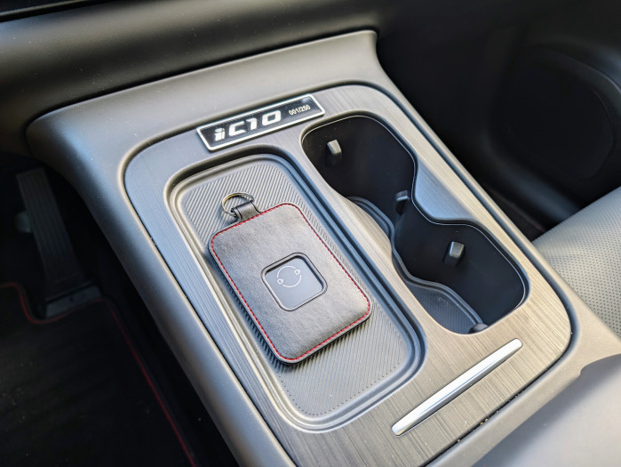 Zum Start des iC10 muss wie bei den anderen Leapmotor-Modellen die Schlüsselkarte auf die Ladeschale gelegt werden. Alternativ lässt sich das Auto auch über einen Bluetooth-Schlüssel starten. (Bild: Tobias Költzsch/Golem)