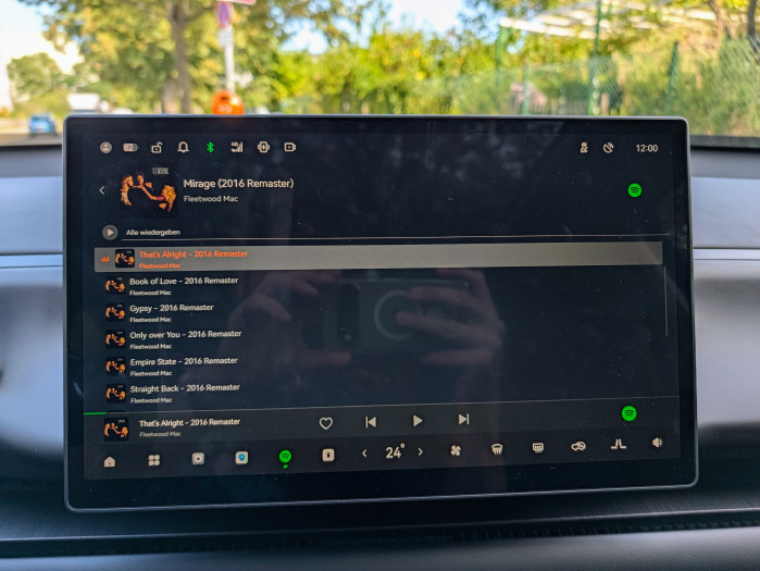 Unter anderem läuft Spotify nativ auf dem System. (Bild: Tobias Költzsch/Golem)