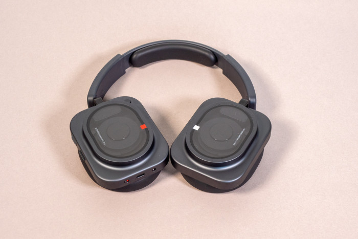 Der Nothing Headphone (1) Pro hat ein ungewöhnliches Design. (Bild: Martin Wolf/Golem)