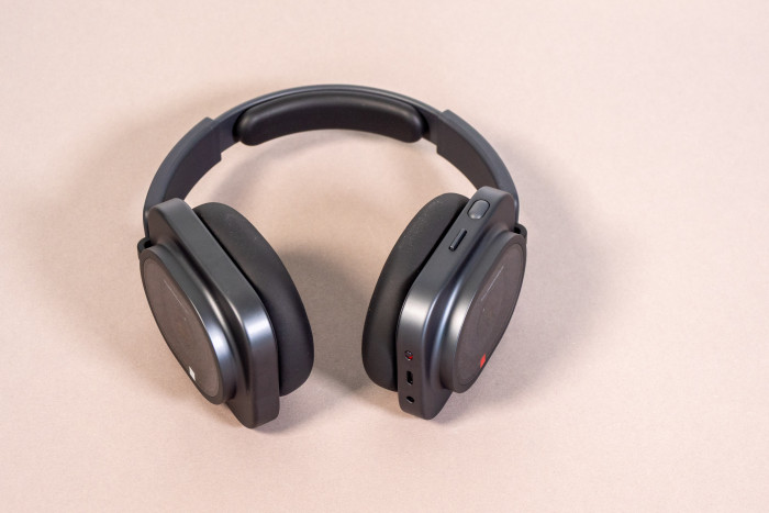 Auf der rechten Seite des Headphone (1) Pro befinden sich die Einschalttaste, der Roller, die Paddle-Taste sowie alle Anschlüsse. (Bild: Martin Wolf/Golem)