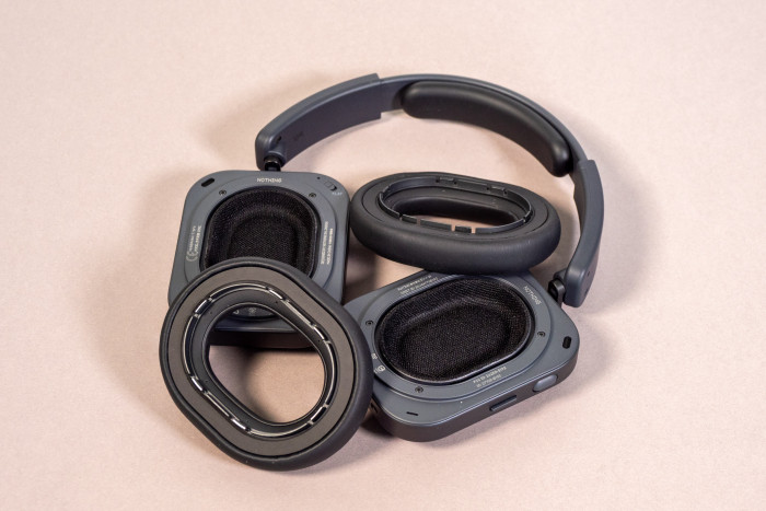 Die Ohrpolster des Headphone (1) Pro lassen sich leicht wechseln. (Bild: Martin Wolf/Golem)