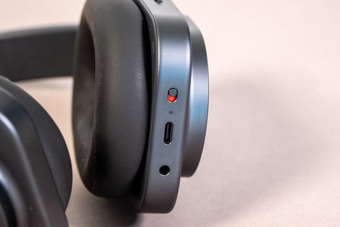 Auf der rechten Seite des Headphone (1) Pro befinden sich die Einschalttaste, die 3,5-mm-Klinkenbuchse und die USB-C-Buchse. (Bild: Martin Wolf/Golem)