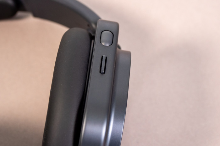 Mit dem Roller am Headphone (1) Pro lässt sich die Lautstärke besonders bequem ändern. (Bild: Martin Wolf/Golem)