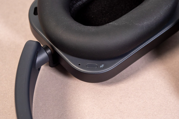 Die Bluetooth-Kopplungstaste am Headphone (1) Pro ist an einer ungewöhnlichen Position. (Bild: Martin Wolf/Golem)