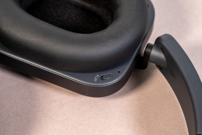 Mit einem Schiebeschalter wird der Flat EQ am Headphone (1) Pro eingeschaltet. (Bild: Martin Wolf/Golem)