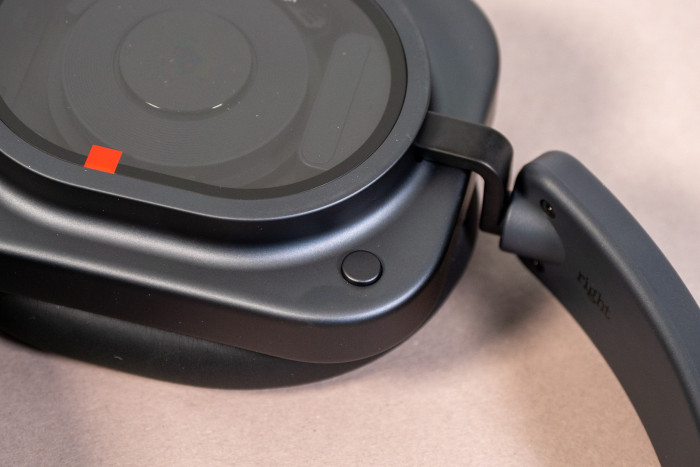 Nur auf der Außentaste am Headphone (1) Pro lassen sich Funktionen umbelegen. (Bild: Martin Wolf/Golem)