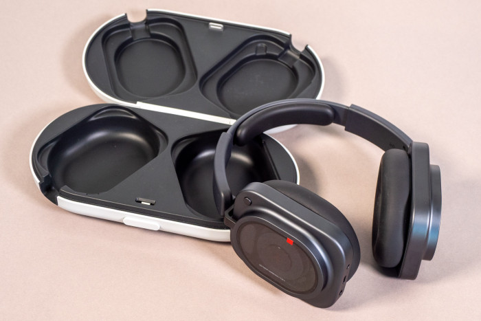 Der Headphone (1) Pro wird mit einer Hartschalenverkleidung ausgeliefert. (Bild: Martin Wolf/Golem)
