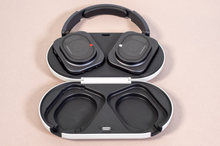 Die Hartschalenverkleidung schützt nur die Hörmuscheln des Headphone (1) Pro. (Bild: Martin Wolf/Golem)