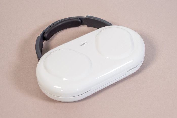 Befindet sich der Headphone (1) Pro in der Hartschalenverkleidung, bleibt der Bügel frei. (Bild: Martin Wolf/Golem)