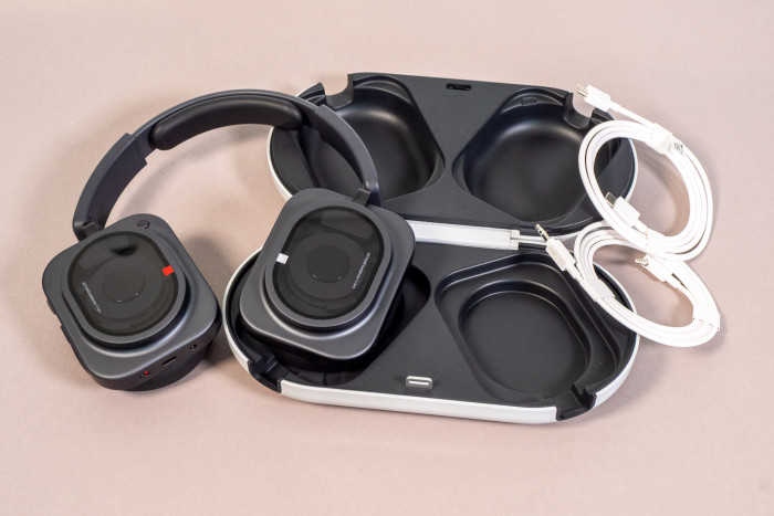 Die beiden mitgelieferten Kabel passen nicht in die Hartschalenverkleidung des Headphone (1) Pro. (Bild: Martin Wolf/Golem)