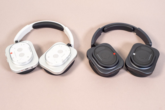Links der Headphone (1), rechts daneben der Headphone (1) Pro (Bild: Martin Wolf/Golem)