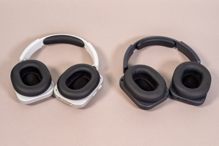 Links der Headphone (1), rechts daneben der Headphone (1) Pro (Bild: Martin Wolf/Golem)