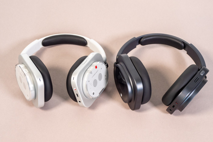Links der Headphone (1), rechts daneben der Headphone (1) Pro (Bild: Martin Wolf/Golem)