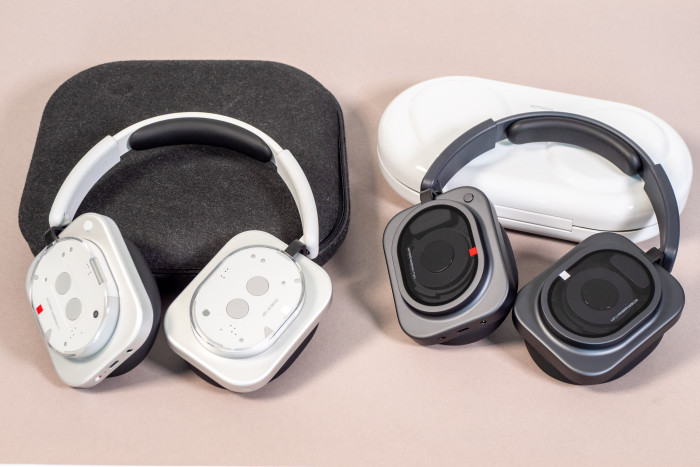 Links der Headphone (1) mit Reiseetui, rechts daneben der Headphone (1) Pro mit Hartschalenverkleidung (Bild: Martin Wolf/Golem)
