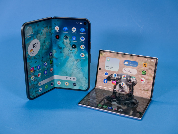 Links das Pixel 11 Pro Fold, rechts das Galaxy Z Fold 8 (Bild: Tobias Költzsch/Golem)