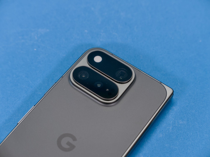 Beim Pixel 11 Pro Fold kommen drei Kameras zum Einsatz. (Bild: Tobias Költzsch/Golem)