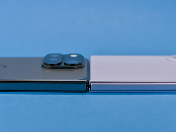 Die beiden Smartphones sind zusammengeklappt fast gleich dick. (Bild: Tobias Költzsch/Golem)