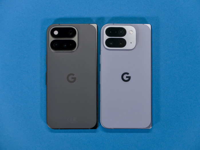 Links das Pixel 11 Pro Fold, rechts der Vorgänger Pixel 10 Pro Fold (Bild: Tobias Költzsch/Golem)