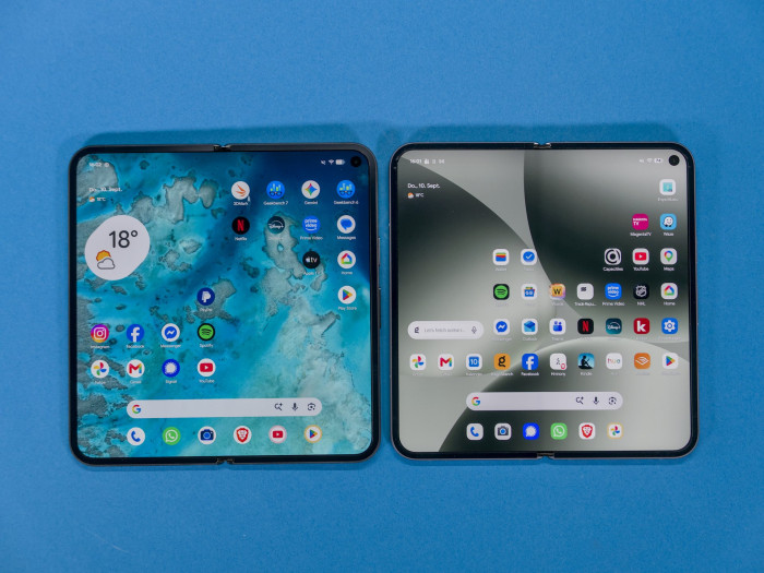 Auch aufgeklappt sind die beiden Smartphones kaum zu unterscheiden. (Bild: Tobias Költzsch/Golem)