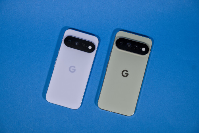 Links das Pixel 11, rechts das Pixel 11 Pro XL (Bild: Tobias Költzsch/Golem)
