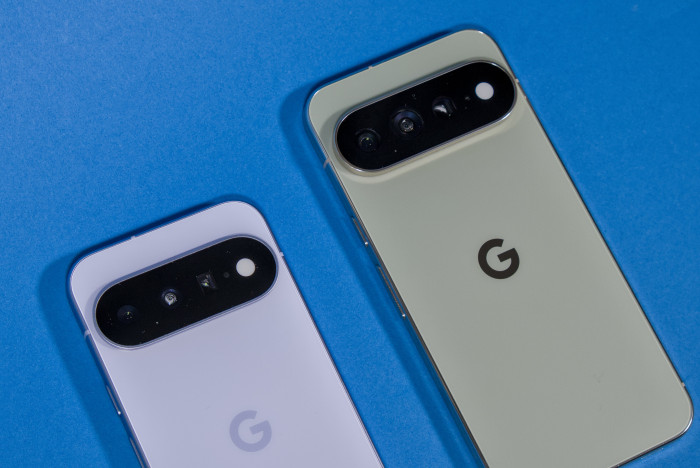Beide Smartphones haben Dreifachkamerasysteme. (Bild: Tobias Költzsch/Golem)