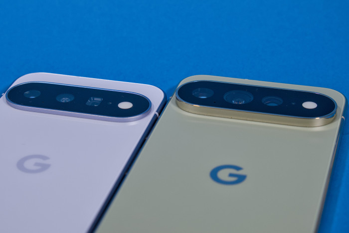 Das Kameramodul des Pixel 11 ist wesentlich dünner als das des Pixel 11 Pro XL. (Bild: Tobias Költzsch/Golem)