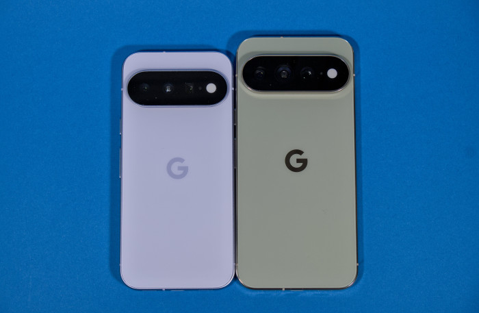 Der Größenunterschied zwischen dem Pixel 11 und dem Pixel 11 Pro XL, das es ebenfalls als kleineres Modell gibt. (Bild: Tobias Költzsch/Golem)