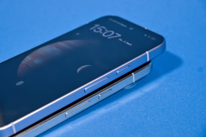 Bei den Pixel-Smartphones ist grundsätzlich der Einschaltknopf und die Lautstärkewippe vertauscht. (Bild: Tobias Költzsch/Golem)