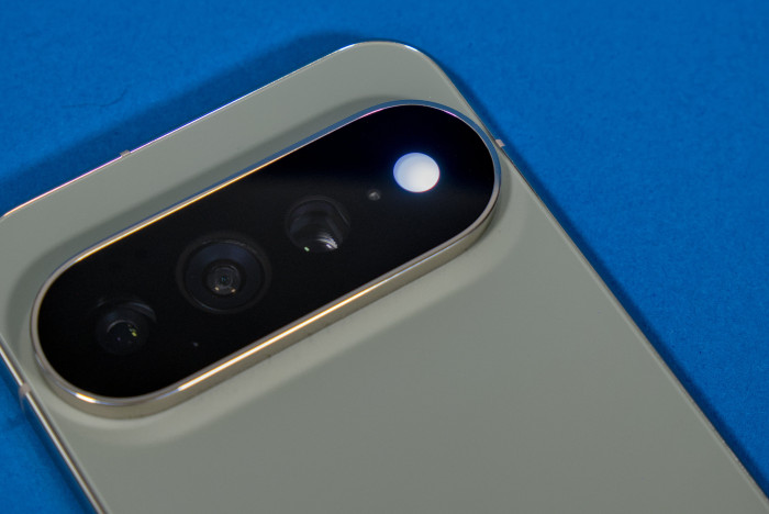 Das Pixel 11 Pro XL hat ein RGB-Licht, das eingehende Anrufe anzeigen kann. (Bild: Tobias Költzsch/Golem)
